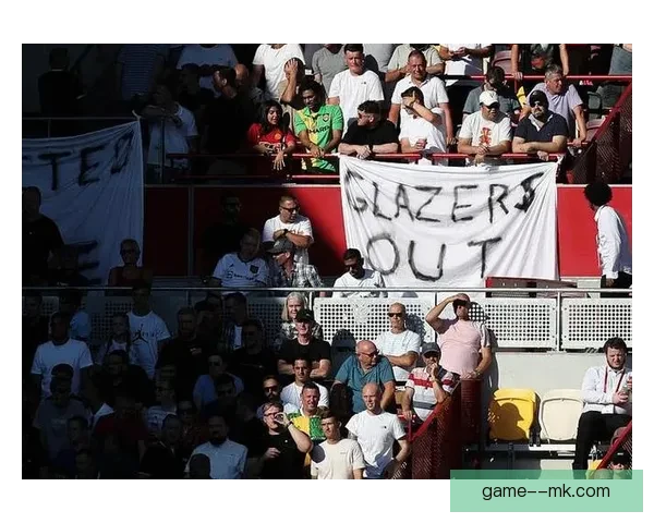 曼联格雷泽家族宣布考虑出售俱乐部引发全球球迷关注